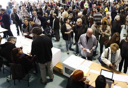 Votaci&oacute;n en urnas de cart&oacute;n en la consulta independentista del 9-N de 2014.