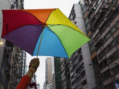 Una persona sujeta un paraguas durante una manifestaci&oacute;n a favor de los derechos de la comunidad LGBT, en Hong Kong. 
 
 
 