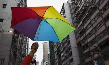 Una persona sujeta un paraguas durante una manifestaci&oacute;n a favor de los derechos de la comunidad LGBT, en Hong Kong. 
 
 
 