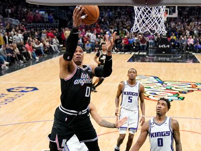 Russell Westbrook se estrenó con los Clippers en el duelo histórico de anotación ante los Kings.