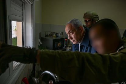 En una imagen difundida por el Gobierno israelí, el primer ministro israelí, Benjamin Netanyahu, durante una operación militar en un campo de refugiados en Cisjordania. 