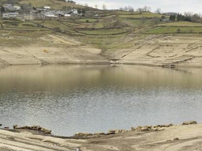 El embalse de Chandrexa de Queixa, en el Macizo Central ourensano, est&aacute; a apenas un 30% de su capacidad.