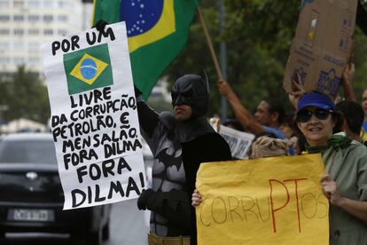 Homem vestido de Batman protesta contra Dilma, no Rio.