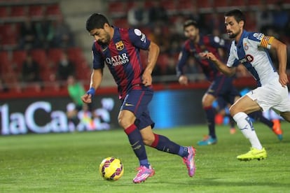 Luis Suárez, instantes antes de cederle el balón a Piqué.