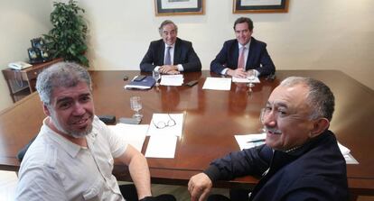 Els secretaris generals d'UGT i CCOO, Pepe Álvarez i Unai Sordo, i els presidents de CEOE i CEPYME, Juan Rosell i Antonio Garamendi, durant la reunió.