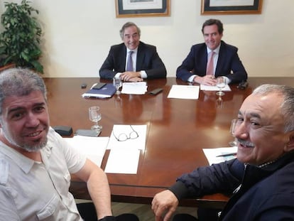 Els secretaris generals d'UGT i CCOO, Pepe Álvarez i Unai Sordo, i els presidents de CEOE i CEPYME, Juan Rosell i Antonio Garamendi, durant la reunió.