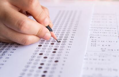 Un estudiante completa un examen tipo test.