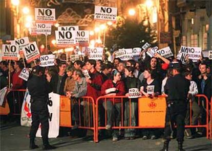 Protesta ciudadana contra la guerra en Irak en la inauguración del rehabilitado Mercado de Colón de Valencia.
