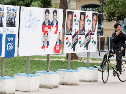 Vista de diferentes carteles electorales para las elecciones vascas en San Sebastián.