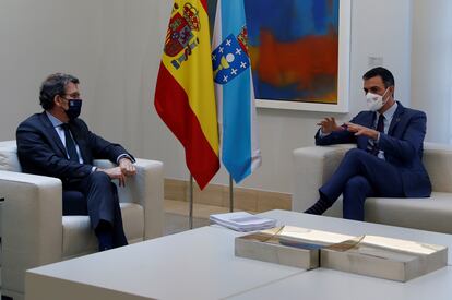 El presidente del Gobierno, Pedro Sánchez (a la derecha), reunido con el de la Xunta, Alberto Núñez Feijóo, en La Moncloa el 29 de enero.