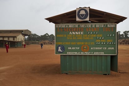 Un enorme cartel en la entrada del aserradero de Ngombe da cuenta del número de accidentes laborales. IFO recibió la certificación de FSC en 2009, es decir: la ONG que trabaja por el manejo sostenible de los bosques garantizó que en esta región se trabaja de acuerdo a unos criterios de respeto al medio ambiente y a los derechos de los trabajadores.