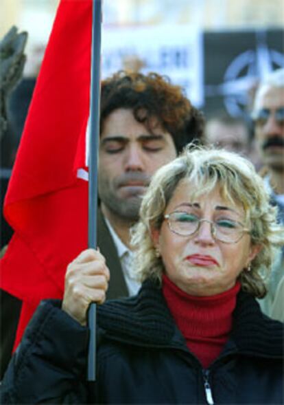 Una mujer sostiene una bandera turca durante una marcha silenciosa en la ciudad turca.