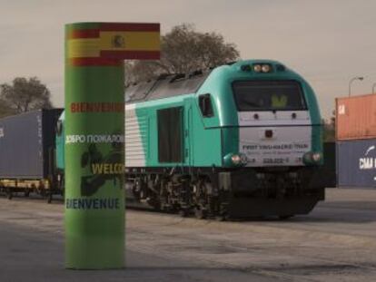 El primer tren de mercancias directo desde China a su llegada a la estaci&oacute;n de Abro&ntilde;igal-Madrid el pasado diciembre. 