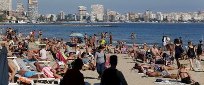 Miles de turistas acuden a las playas levantinas, como la del Postiguet en Alicante.