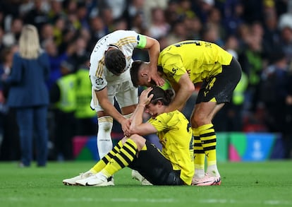 Marcel Sabitzer, del Dortmund, es consolado por  su compañero  Fullkrug y Nacho, del Real Madrid.