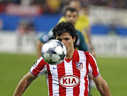 Agüero trata de controlar el balón.