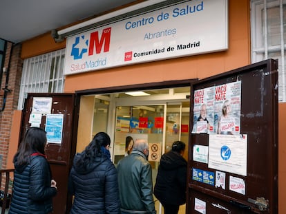 Varias personas entran en el Centro de Atención Primaria de Abrantes, este miércoles en Madrid.