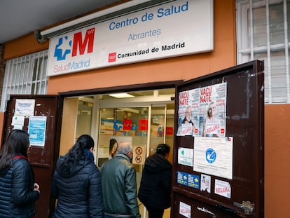 Varias personas entran en Centro de Atención Primaria de Abrantes, en Madrid, uno de los ambulatorios más colapsados de la capital.