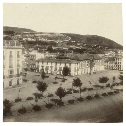 La explanada ocupa el barrio de la Virgen y forma un triángulo con la plaza de Mariana Pineda y la de Bitaubín.