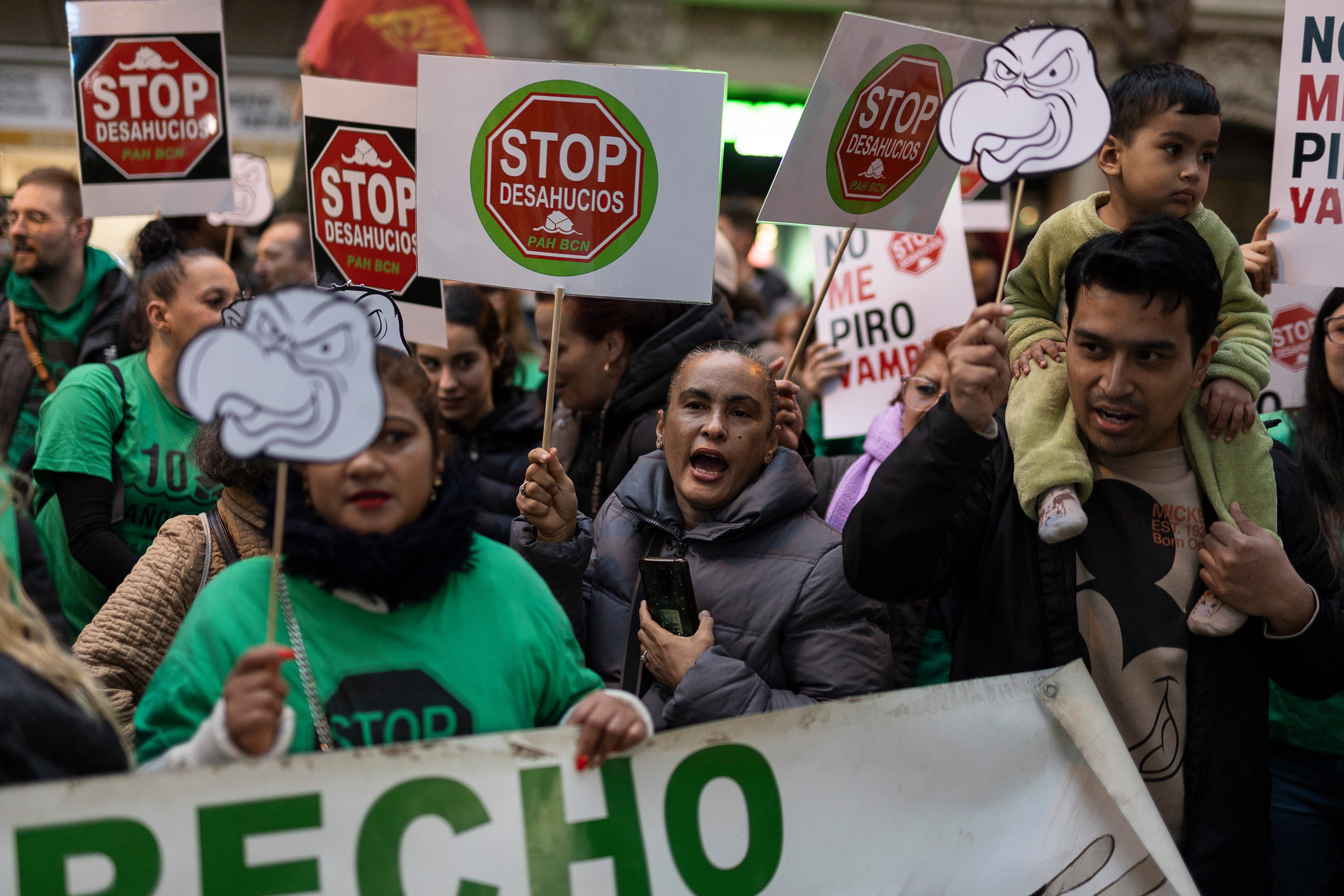 La PAH y colectivos por la vivienda claman contra Junts por el fin de la moratoria de los desahucios