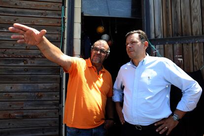 Luís Montenegro, presidente del Partido Social Demócrata de Portugal, durante una visita a los pescadores de la costa de Caparica, el pasado 22 de junio.