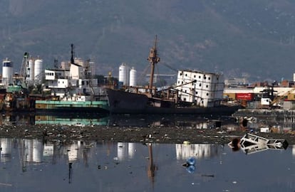 La basura flota en las aguas de la bahía de Guanabara