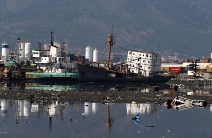 La basura flota en las aguas de la bah&iacute;a de Guanabara 