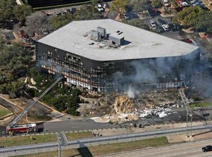 Vista aérea del edificio contra el que un piloto suicida estrelló su avioneta en Austin (Tejas).