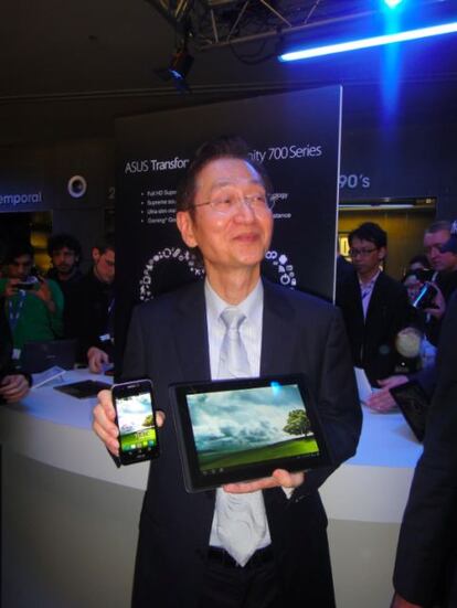 Jonney Shih, jefe de Asus, muestra PadFone, un artilugio compuesto por un teléfono inteligente que se acopla a una tableta a través de un zócalo. Esto permite dar al usuario máxima movilidad. Sale a la venta en abril y la versión más potente, con LTE, llegará a finales de año.