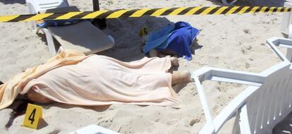 Vista de dos víctimas del ataque terrorista en uno de los hoteles de Susa, Túnez hoy 26 de junio de 2015 en donde al menos 27 personas han muerto y otras seis han resultado heridas en un asalto terrorista contra dos hoteles. Dos hombres armados penetraron en dos hoteles y abrieron fuego de forma indiscriminada contra las personas que se encontraron, entre ellos algunos turistas extranjeros. EFE/Str