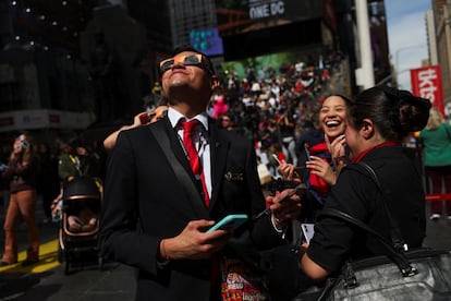 La gente se reúne para ver el eclipse en Nueva York.