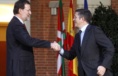 El 'lehendakari' López (derecha) saluda a Rajoy cuando el presidente del Gobierno le recibió en La Moncloa el pasado enero. 