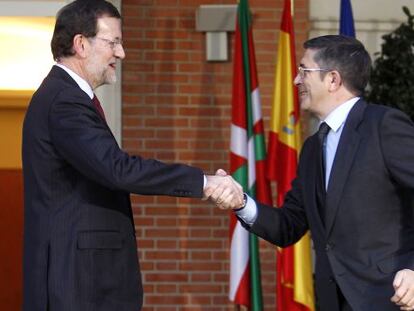 El 'lehendakari' López (derecha) saluda a Rajoy cuando el presidente del Gobierno le recibió en La Moncloa el pasado enero.