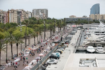 Una imagen del top manta en el Passeig Joan de Borbó en abril de 2021.