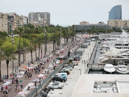 Una imagen del top manta en el Passeig Joan de Borbó en abril de 2021.