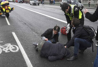 Tres personas atienden a un herido.