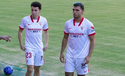 Idrissi y Rakik posan en el estadio Sánchez Pizjuán, este lunes.