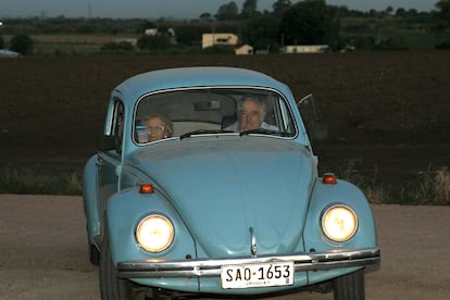 La alcaldesa de Madrid, Manuela Carmena, llega junto al expresidente uruguayo José Mujica a una recepción en su honor, el 21 de enero de 2016, en Montevideo (Uruguay). 