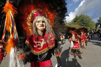 Algunos de los bailarines latinoamericanos que recorrieron el paseo del Prado ayer por la tarde.