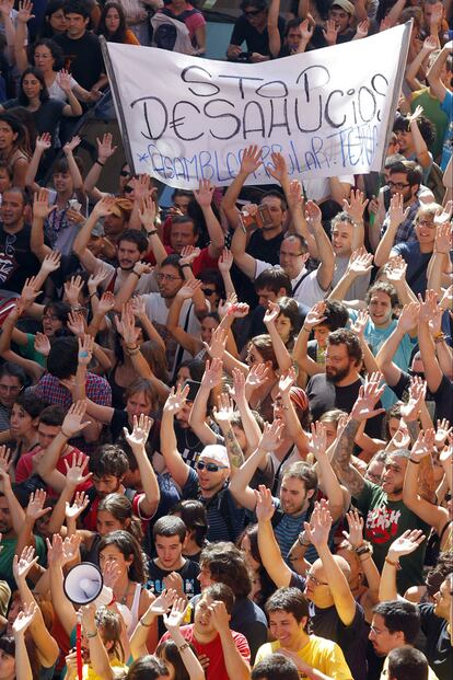 Los manifestantes, a las puertas de la vivienda que iba a ser desalojada.