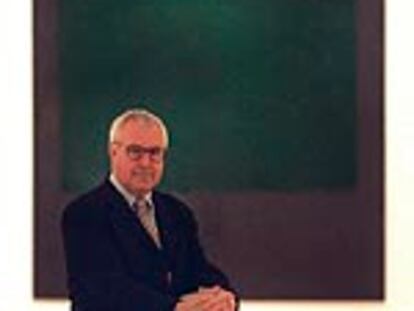 Tomás Llorens, en el Museo Thyssen, con la obra 'Verde sobre morado', de Mark Rothko, al fondo.