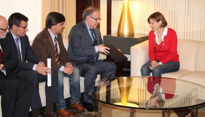 Los representantes de Constituïm, junto a Carme Forcadell este miércoles.