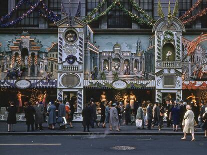 Hordas de compradores se dirigen al establecimiento neoyorquino Saks Fith Avenue en una imagen tomada en la Navidad de 1960.