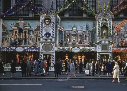 Hordas de compradores se dirigen al establecimiento neoyorquino Saks Fith Avenue en una imagen tomada en la Navidad de 1960.