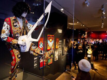 Vista de uma guitarra e um traje usado por Prince durante a vista prévia da exposição 'Play It Loud: Instruments of Rock & Roll' no Museu Metropolitano em Nova York.