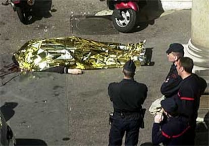 Policías franceses miran el cadáver de Richard Durn en el patio del cuartel de la Brigada Criminal de París.