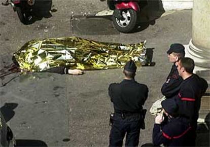 Policías franceses miran el cadáver de Richard Durn en el patio del cuartel de la Brigada Criminal de París.