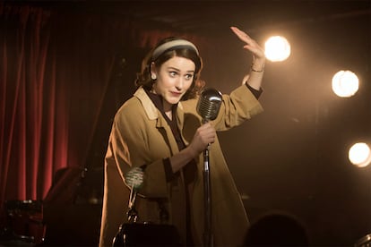 Miriam 'Midge' Maisel es una madre de familia de 26 años del Upper West Side. Podríamos decir que Maisel tiene dos armarios: el primero está compuesto por vestidos de ensueño con los que se pasea por los ambientes más selectos de Nueva York. Pero cuando se deja caer en los clubs de comedia del downtown, prefiere los pantalones negros capri al más puro estilo Audrey Hepburn en Una cara con ángel.