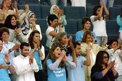 Activistas por los derechos de la mujer aplauden la decisión del Parlamento de Kuwait.