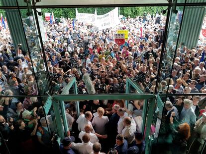 La presidenta del Supremo, Malgorzata Gersdorf, se dirige a los partidarios y los medios antes de acudir al edificio de la Corte Suprema en Varsovia, el 4 de julio.